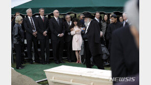 유대교회 총기난사범 부모 “惡의 역사 일부가 된 아들에 깊은 수치감”