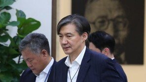 야당은 때리고 여당은 속끓는데…조국, 연일 ‘마이웨이 행보’