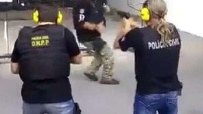 [영상]사격 훈련 하는데 과녁 앞에서 왔다갔다…‘목숨건 경찰 훈련’ 논란