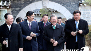 文대통령 방문에 이재용 “무거운 책임감…1등 꼭 해내겠다”