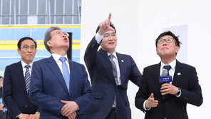 삼성 ‘대규모 투자’에 약속 지킨 文…공장 찾아 이재용과 90분 동행