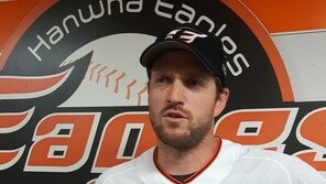 ‘곰 사냥꾼’ 채드벨 “완투 아쉬움 없어…최고 마무리 정우람 믿어”