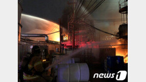 군포 페인트공장 큰불, 옆 건물로 확산…유기화합물 다량