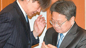 공수처 강행이 ‘의회주의’라는 조국… 한국당 반발에 기름부어