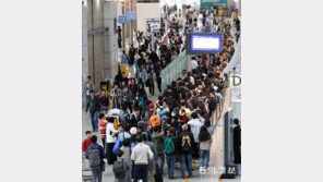 황금연휴 맞아 북적이는 인천공항