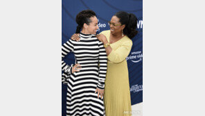 윈프리, 할리우드 연예계 여권상 수상식에서 ‘눈물’