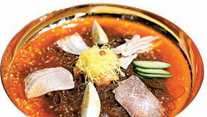 지방사람이 옥류관 냉면 먹는 방법은 암표뿐…5000개 표는 어디로?