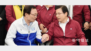 손은 잡았지만…