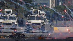 과이도 “군인들은 봉기하라”… 마두로 “쿠데타 실패”