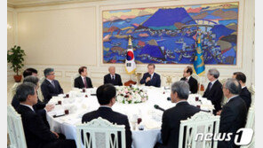 文대통령, 취임 2주년 앞두고 ‘진영초월’ 간담회…국정운영 고견 청취