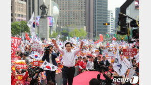 황교안, 서울에서 부산까지 ‘대여투쟁’…한국당 의원 집단 삭발