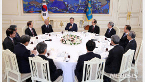 文대통령, 2일 이홍구·윤여준·김영란·송호근 등 원로들과 대화