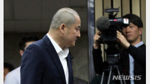 한국 ‘패스트트랙 반발’ 삭발 투쟁 VS 민주 “공부 안 한 학생 숙제하랬더니…”