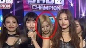 ‘SNS 구설’ 사나 맘고생 심했나…컴백 무대서 고개 숙인 모습