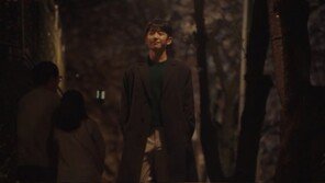 ‘봄밤’ 정해인, 한적한 밤거리 채우는 미소…“우리 친구해요”