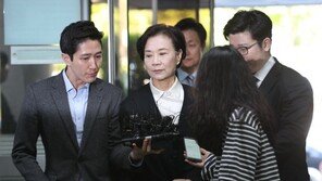 ‘가사도우미 불법고용’ 한진家 모녀 첫 재판 출석…묵묵부답