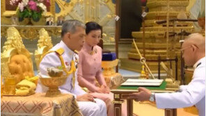 태국 국왕, 대관식 앞두고 4번째 결혼…26세 연하 승무원 출신 근위대장