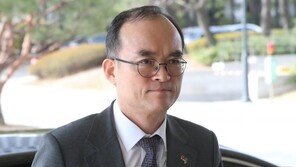 ‘패스트트랙 반발’ 문무일, 4일 귀국 뒤 대책논의…거취 주목