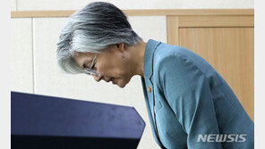 강경화 “의전 실수 유감, 죄송…기강 해이와 별개 문제”