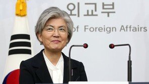 강경화, 한일관계 ‘투트랙’ 강조…“뭘 발표할 시기 아니다”