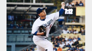 류현진, 8이닝 1실점 괴물투에도 ‘빈손’…‘빈공’ LA다저스 1-2 패