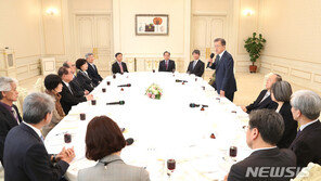 文대통령 “정치권 갈등·지지층 적대감 격화 걱정…협치 노력 더하겠다”