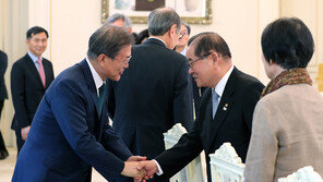 “여야 대치 직접 풀어야”…원로들 쓴소리에 고개 끄덕인 文대통령