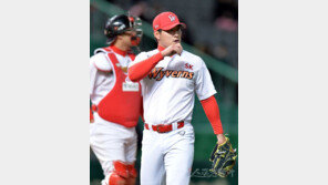 ‘승부사’ 하재훈의 배짱 “직구로 맞으면요? 더 세게 던져야죠”