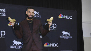 드레이크, 빌보드 뮤직 어워즈 왕중왕…12개 부문 수상