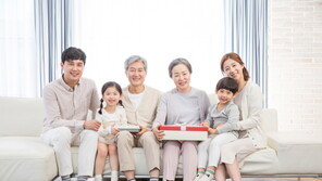 어버이날 선물, 안정적 노후 위한 시니어 보험 주목