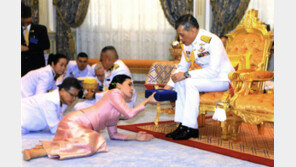 근위대장에서 왕비로…태국 국왕, 26세 연하 경호부대장과 전격 결혼