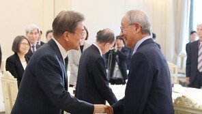 文대통령 “정치 참 어렵다 다시 절감”…원로들 “직접 협치 나서야”