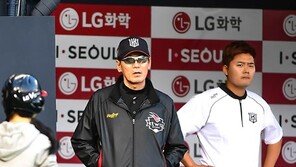 한계에 다다른 이강철 감독, 야구인생 첫 퇴장 불사했다
