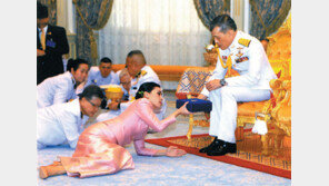 태국 국왕, 26세 연하 근위대장과 ‘깜짝결혼’