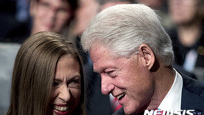 빌 클린턴과 딸 첼시, 올여름 팟캐스트 시작