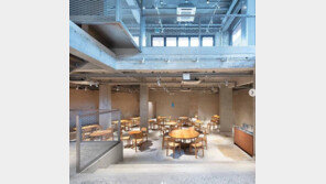 고급 커피 블루보틀, 개장 첫날 ‘인산인해’…가격은 美·日보다 비싸