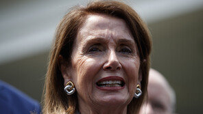 펠로시 “美법무 의회불출석, 대통령 탄핵사유에 해당”