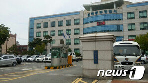 동네 주민들 재미 화투 두고 ‘도박 신고한다’ 협박해 52만원 뜯은 50대