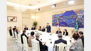 靑 “文 발언, 본의와 다르게 해석…타협 않겠다는 뜻 아냐”