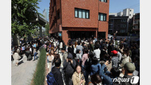 “블루보틀 맛보러 일본서 왔어요”…자정부터 대기줄