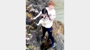 절벽서 강아지 ‘휙’ → 바다에 ‘풍덩’…SNS에 올려 ‘자랑질’