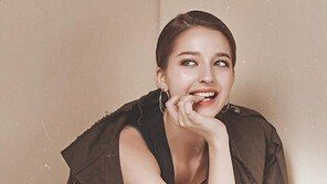 ‘황금빛 미모’ 안젤리나 다닐로바, 유니코스메틱 화장품 모델로 발탁