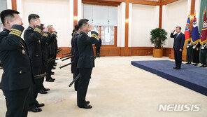 신임 軍지휘부, 첫 업무보고…文, ‘절치부심’ 재차 강조