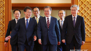 文대통령, 장하성·남관표 등 23개국 대사에 신임장 수여