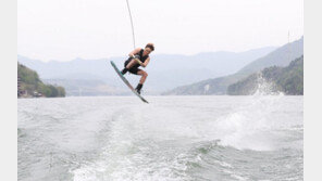 “웨이크 보드 타며 초여름 더위 식혀요”[퇴근길 한 컷]