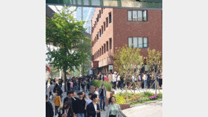 블루보틀 개장 첫날 ‘진풍경’ 속출…대기만 4시간, 얼음물까지 제공