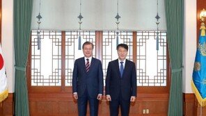 文대통령 “가장 중요한 건 건강”…공관장 23명 임명장 수여