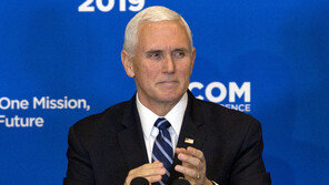 팬스 美부통령, “지금은 금리 내려야 할 시점” 재강조