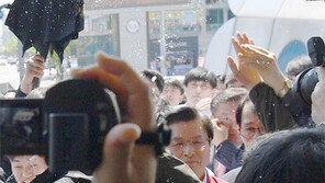 “文정권 규탄” 광주 간 황교안, 시민단체에 물벼락 맞아