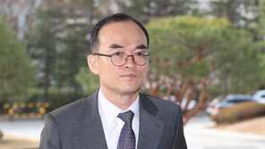 문무일, 입국 메시지 주목…‘수사권조정’ 반발 유지할까